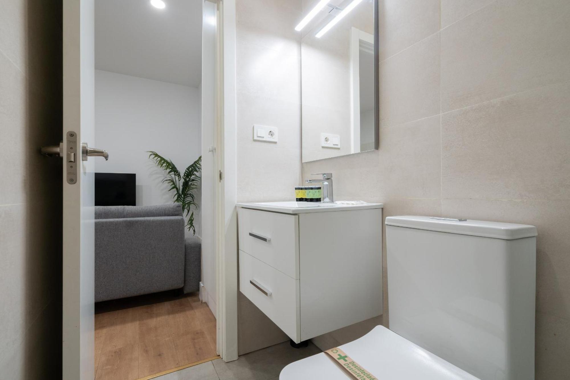 Apartamentos Reformados En Metro Pacifico Alquiler Temporal Madrid Exterior foto